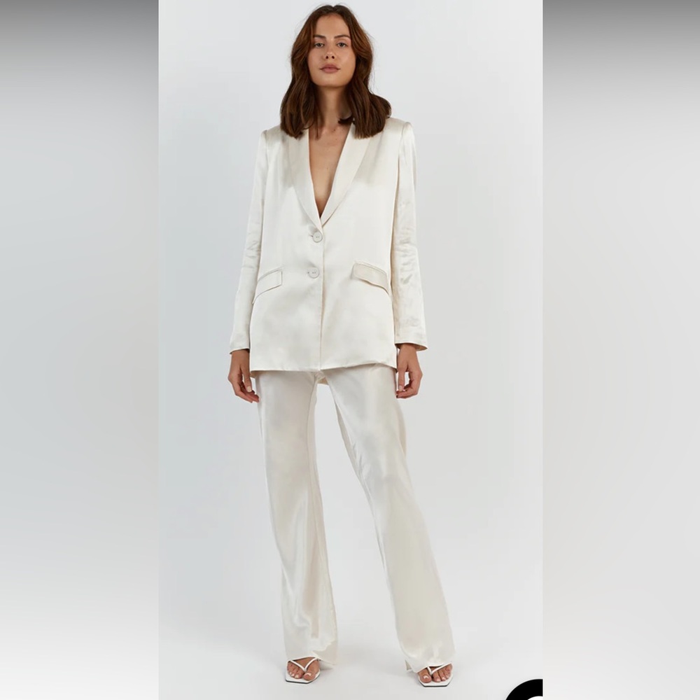 DISSH size 4 US Pearl coloured white bridal suit